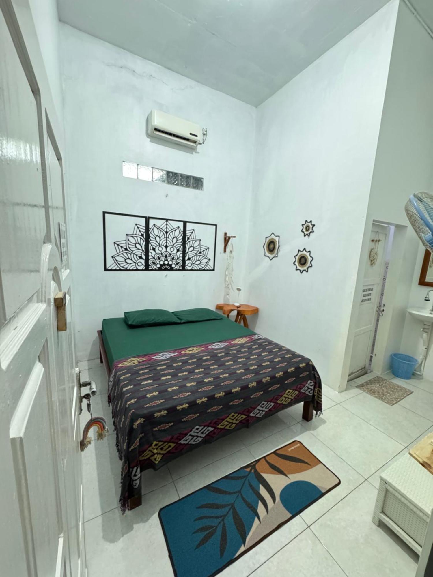 Loyal Friend Hostel Ilhas Karimunjava Exterior foto
