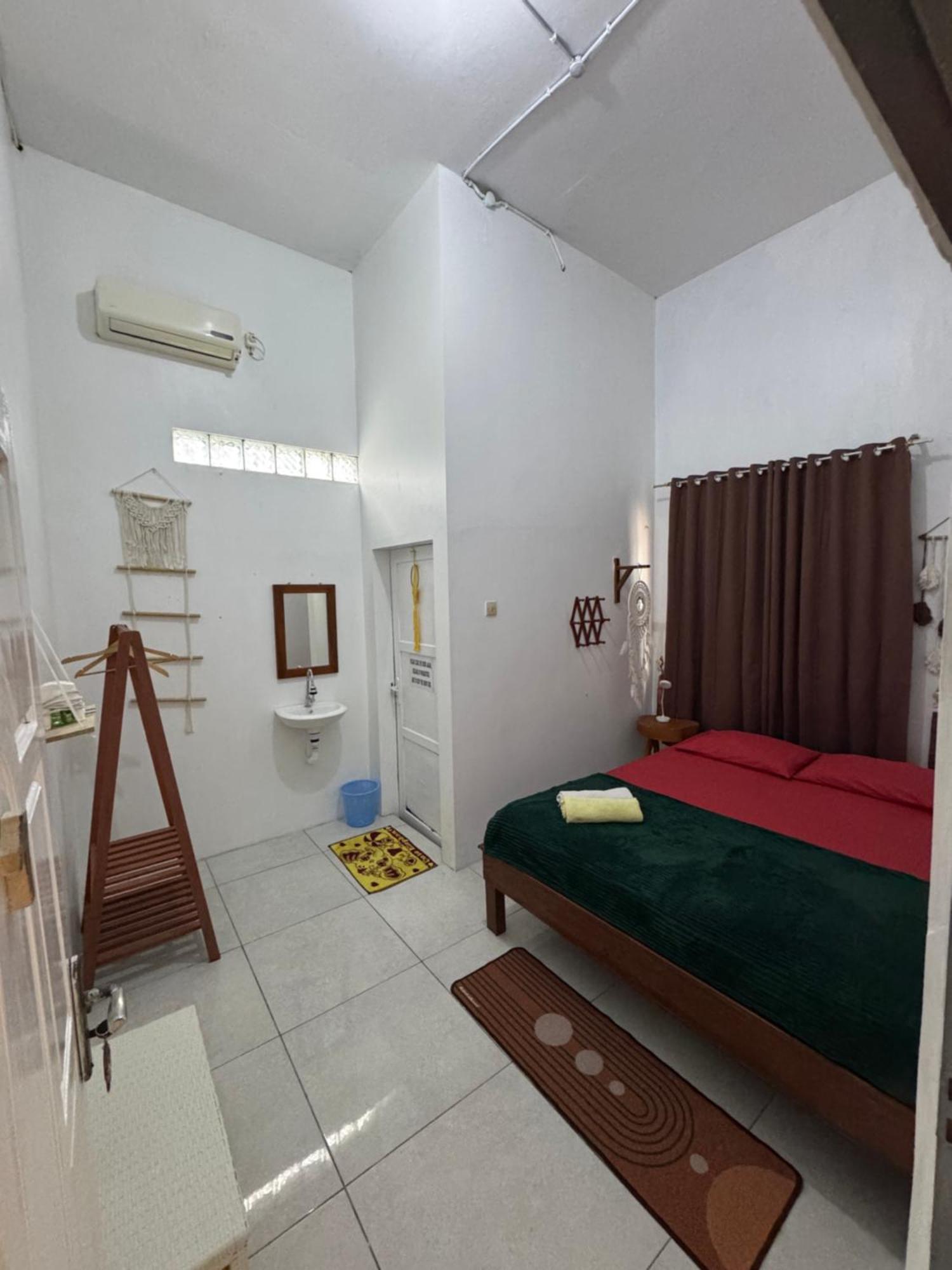 Loyal Friend Hostel Ilhas Karimunjava Exterior foto